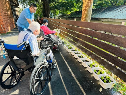 北榮桃分院「松柏園」舉辦園藝療癒促進健康 長輩動手種菜找回活力