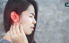 耳朵疼痛 悶感或是聽力減弱伴隨耳腔滲液 當心中耳發炎