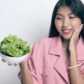 綠色蔬菜竟是「抗皺食物」第一名？醫揭「4種食物」免花錢能水噹噹