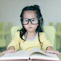 國小是兒童「近視度數增加」最快速時期！中年眼病變風險恐高10倍