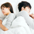 夫妻分房睡會傷感情嗎？伴侶分房睡的4大考量：做到「這1點」就好