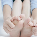 雙腳癢到睡不著，竟非皮膚出問題？醫揭1特徵：恐是「不寧腿症」發作