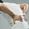 腰椎一動就痛像針在扎，竟是「脊椎錯位」！醫揭「4原因」最常見
