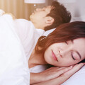 夫妻分房睡好嗎？歐美流行「睡眠離婚」竟有7大好處：讓感情更升溫