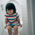 孩子「在家便祕」更害怕上廁所！爸媽必知「5大便秘原因」有效改善