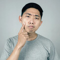 肝不好，看臉就知道？醫揭肝病「4大跡象」：膚色變黃、身上長紅痣