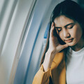 搭飛機耳鳴怎麼辦？如何快速消除耳鳴？嚼口香糖、深呼吸都有效