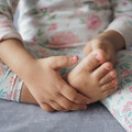 孩子喊腳痠、膝蓋痛，是正在長高嗎？物理治療師教「1招」測足弓發育