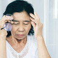 女眼中「電線桿變形」 竟是黃斑部病變惹禍！教你1招看圖自我檢測