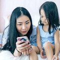孩子愛滑手機怎麼辦？家長3招提升「心理免疫力」：別只限制用手機