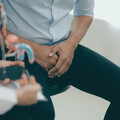 7旬翁攝護腺指數偏高以為發炎！坐下「蛋蛋緊緊的」竟患攝護腺癌晚期