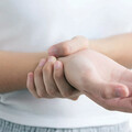 手腕麻痛無力怎麼辦？復健科醫教你「肌腱滑動運動」5步驟改善症狀
