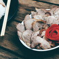 肉片出現「金屬綠光澤」還能吃嗎？食藥署授3招：有「這味道」就丟