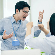 你是否曾經歷「言語冷暴力」？精神科醫：「攻擊」是感到威脅的反應