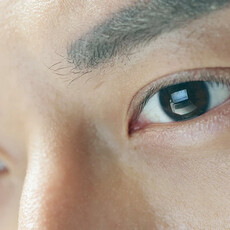 視力模糊、線條扭曲⋯不只是用眼過度！醫曝恐「這部位老化」長皺褶