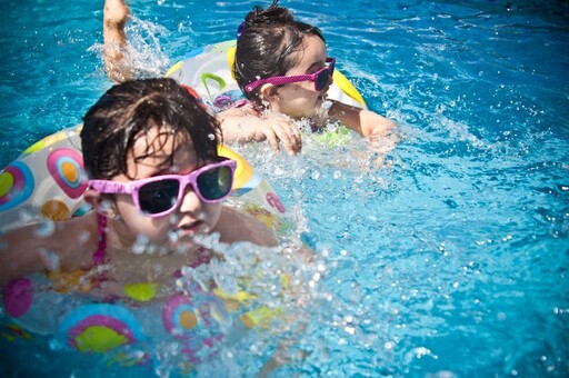 高溫飆破 36 度！國健署預防 3 招、急救 5 步驟 親子暑假遠離熱傷害
