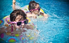 高溫飆破 36 度！國健署預防 3 招、急救 5 步驟 親子暑假遠離熱傷害