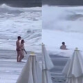 情侶海灘浪漫散步 下秒她竟被海浪捲走！男友目睹全程