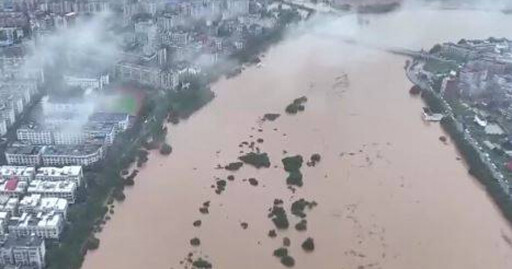 史上最強降雨！湖南平江「淹水近紅綠燈」破70年紀錄 宣布戰時狀態抗洪