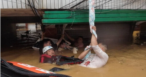 中國湖南平江嚴重洪汛 3名男子水中托舉孕婦3小時直至獲救