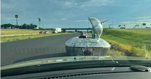 美公路驚現UFO慢慢嚕 警「大膽開單」畫面笑翻網