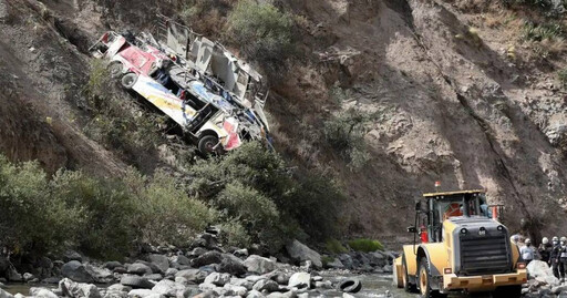 穿越秘魯安地斯山脈發生意外 巴士墜落山崖釀24死13傷