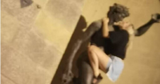 女遊客無極限狂「性騷」雕像 引爆佛羅倫斯全城憤怒