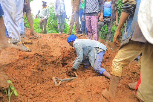 大雨引發土石流釀157死！救援人員慘被掩埋亡 村民徒手開挖救人
