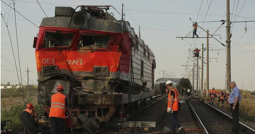 火車撞卡車「8節車廂脫軌」百人傷 司機拋飛15公尺滿臉血
