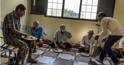 假裝送醫後丟包！印度數百萬生病老人遭遺棄 只能睡在排水溝、灌木叢