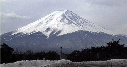 台灣女颱風前夕爬富士山「慘摔被揹下山」 日網友炸鍋：救援不收費嗎？