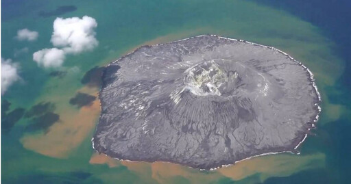 日本伊豆群島海水詭異變色！疑海底火山噴發前兆 警告船隻小心