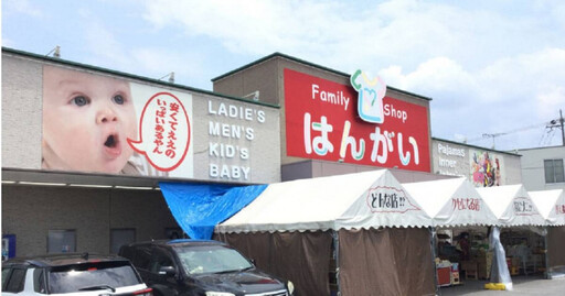 熱過頭啦！日廣告看板寶寶「塗料融化」 平價服飾店秒變猛鬼恐怖屋