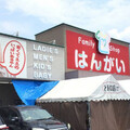 熱過頭啦！日廣告看板寶寶「塗料融化」 平價服飾店秒變猛鬼恐怖屋