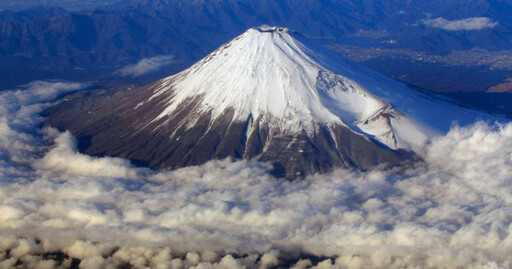 富士山至今山頂無雪！打破130年來最晚「初冠雪」紀錄