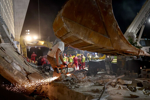 塞爾維亞火車站雨棚疑年久失修莫名倒塌 百噸建物碎塊釀14人死亡