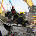 塞爾維亞火車站雨棚疑年久失修莫名倒塌 百噸建物碎塊釀14人死亡