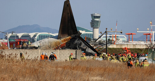 南韓181人客機機腹著陸滑行衝出跑道爆炸 機身斷裂驚悚畫面曝光