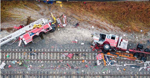 闖平交道遭列車猛撞！美佛州消防車「解體斷兩半」釀15傷