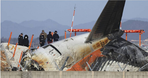 濟州航空179死者身分全確認！罹難者家屬「悲赴失事現場」祭亡者迎新年