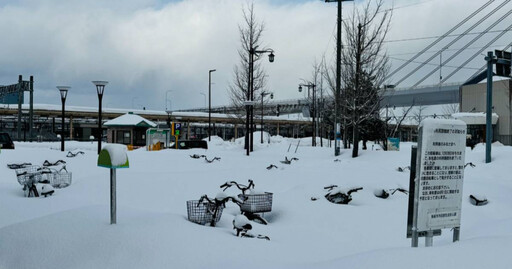 日本「警報級大雪」侵襲！青森縣已出現6死 腳踏車、鏟雪車都陷在雪裡