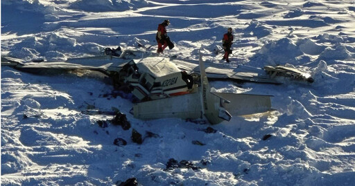 美警衛隊冰面上發現「飛機殘骸」 機上10人全罹難