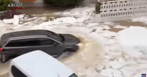 西班牙度假勝地遭逢冰雹與暴雨同時夾擊 「民眾受困家中」大量汽車慘遭積水與浮冰包圍