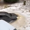 西班牙度假勝地遭逢冰雹與暴雨同時夾擊 「民眾受困家中」大量汽車慘遭積水與浮冰包圍