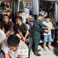 大批台男被抓！柬埔寨警方破獲詐騙據點「逮186人」 多到出動公車載