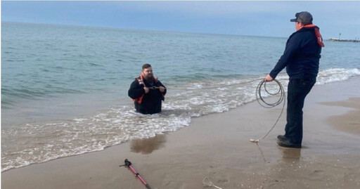 2好友海灘散步途中「掉進流沙」 獲救後秒交往認:一直藏著愛意