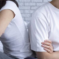 尪拿1件事開玩笑 人妻怒把33萬戒指丟海中：無法原諒他
