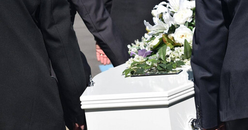 婦宣告死亡後復活! 屍袋包一半「手指動了」 她被緊急送回醫院觀察