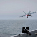 躲避胡塞武裝火力 F-18戰機從美航空母艦上滑落墜海
