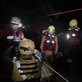 花蓮貓公溪暴漲！23登山客受困八里灣山 警消急架繩幸全獲救